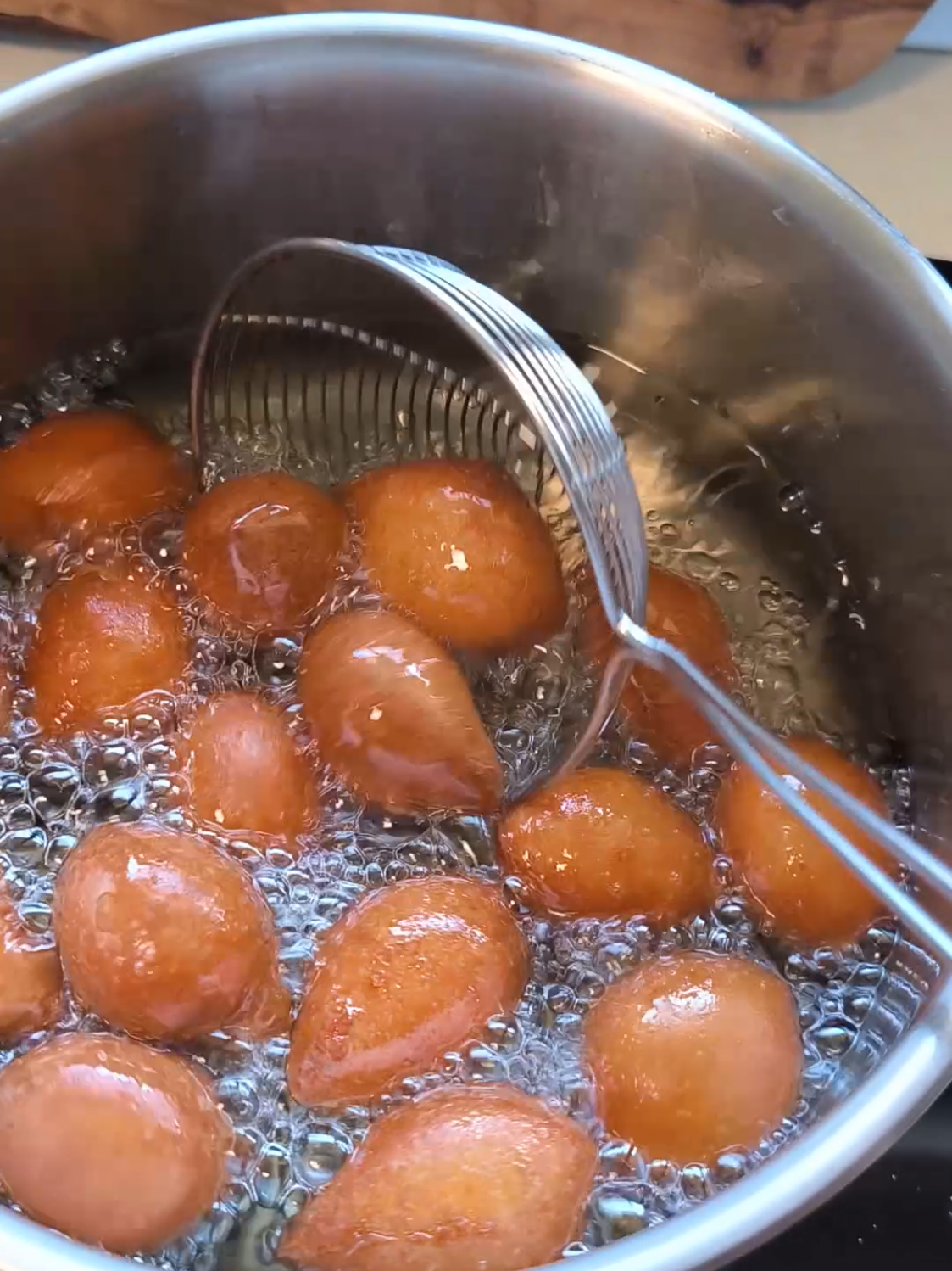 Clip nou: Gogoșele cu un singur ou, reţeta rapidă. Ingrediente: 1 ou 250 g ricotta 150 g iaurt grecesc 7 linguri cu vârf de făină 1 plic praf de copt (10 g) 2 linguri zahăr tos un praf de sare coaja rasă de la o lămâie ½ lingură esență de vanilie yahăr pudră (pentru pudrat) ulei pentru prăjit Mod de preparare: Într-un bol încăpător, amestecăm oul cu iaurtul grecesc, ricotta, coaja de lămâie, praful de copt, sarea, esența de vanilie și zahărul tos. Adăugăm făina și amestecăm doar până la omogenizare. Punem compoziția într-un poș și lăsăm uleiul să se încingă bine. Testul simplu: dacă o bucățică de aluat plutește imediat, e gata pentru prăjit!  Formăm gogoșelele (cu poșul sau cu o lingură) și le prăjim pe foc mediu până se rumenesc frumos. Dacă nu umplem cratița, se vor întoarce singure. La final, le tăvălim prin zahăr pudră. Sunt atât de pufoase și gustoase, încât dispar imediat de pe farfurie! 😍  Sfat: faceți direct porție dublă!