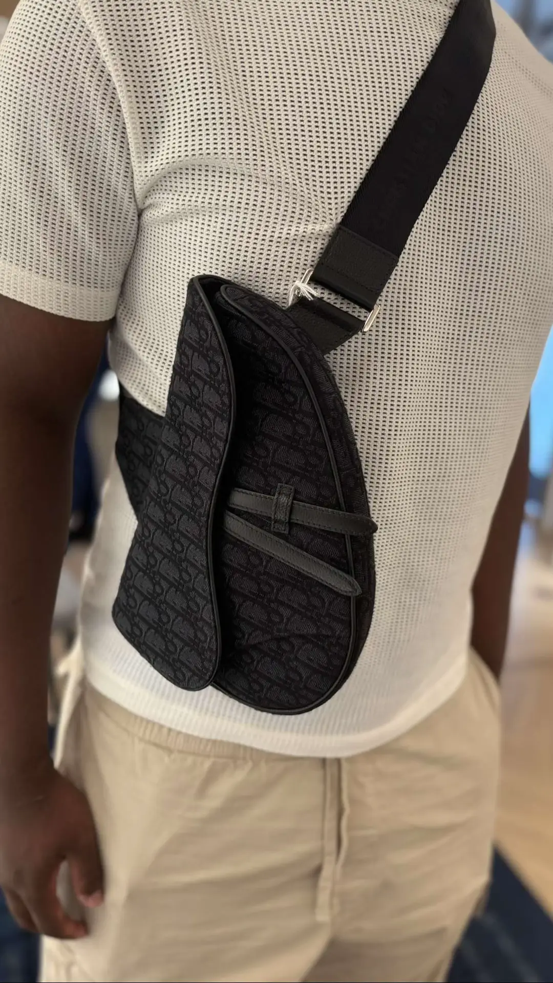 An iconic Dior bag, this Saddle model revisits the style with elegance and modernity. A must-have of men's fashion, perfect for a chic or casual luxury streetwear look. #Dior #DiorSaddleBag #SacocheDior #DiorOblique #LuxuryBag      