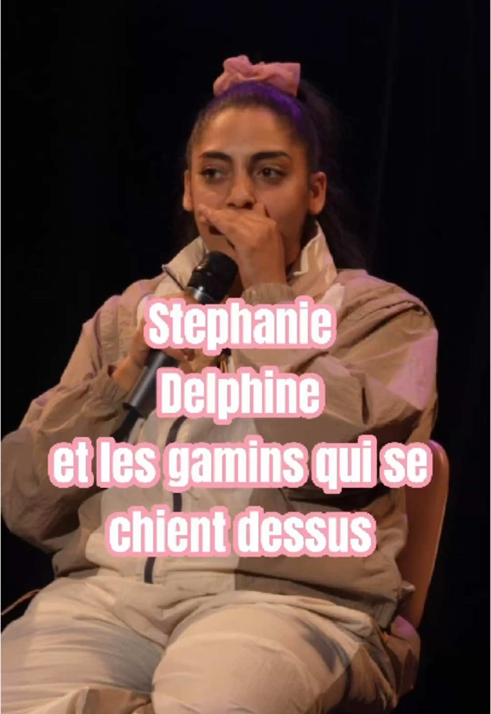 J'ai hâte d'avoir des enfants juste pour vivre ce moment 😂 ⚠️Ceci est un extrait des 10 premières minutes du spectacle qui sont consacré à la découverte du premier rang de mon public. Pour découvrir les 50 minutes de sketch écrit il faut venir en salle :) Tous les mardis et mercredis 21h à Paris Et en tournée 🫶🏼 Lien de réservation en bio 🩷