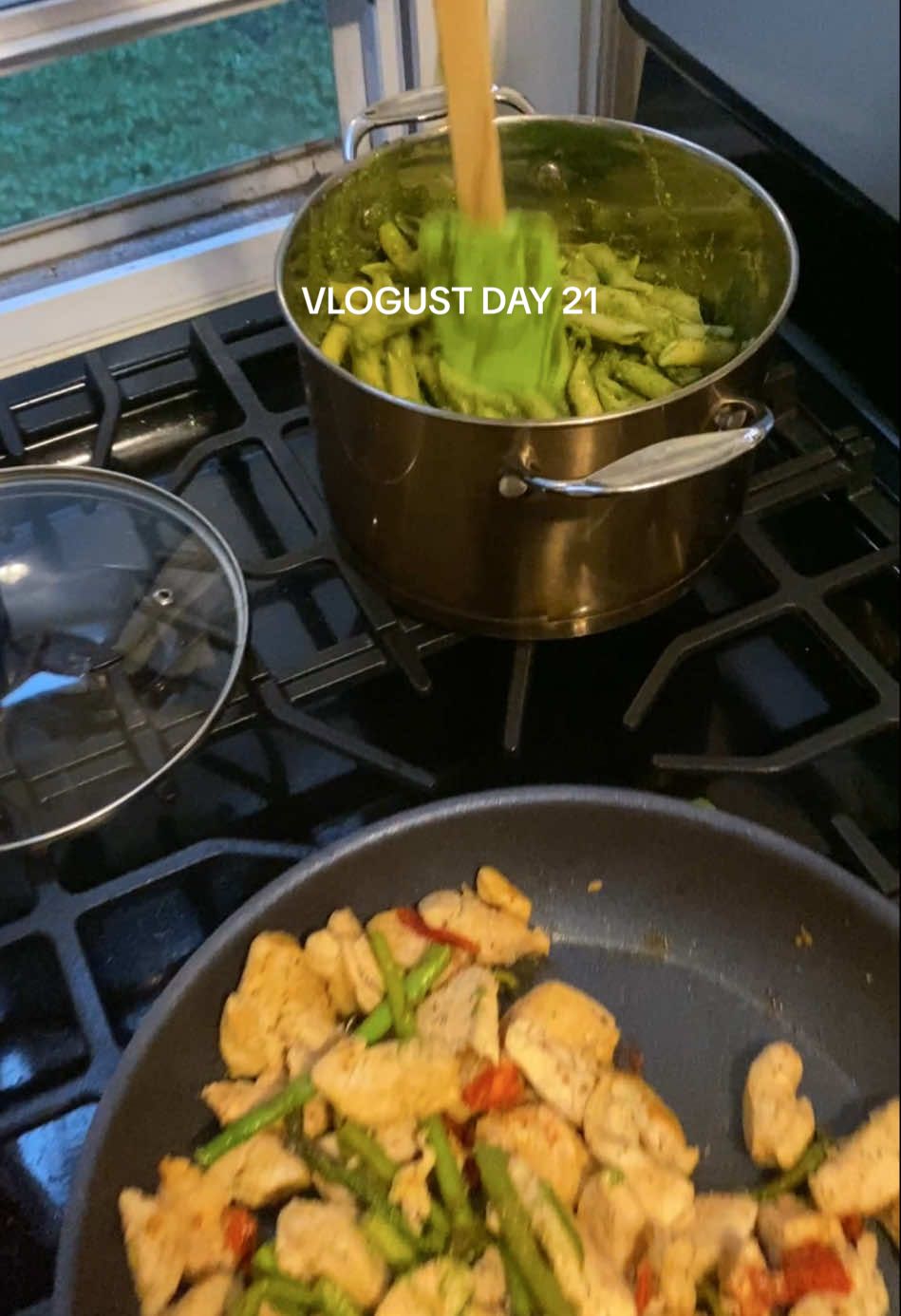 VLOGUST 21/30 homemade pesto for dinner 🍽️ #vlogust #diml #ditlvlog #cookwithme #pumpkinspice 