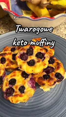 Ekspresowy keto deser z 4 składników! 🥰👩‍🍳 	•	250 g twarogu tłustego 	•	2 jajka 	•	2 łyżki mąki migdałowej 	•	½ łyżeczki proszku do pieczenia Opcjonalnie: łyżka masła orzechowego 🥜 + garść borówek na wierzch 🫐 Wszystkie składniki dokładnie ze sobą wymieszaj. Masę przełóż do foremki. Piecz przez 20 minut w 200°C. I gotowe! 🎉 Prosty, szybki i keto deser, który smakuje obłędnie. #keto #lowcarb #przepisy #gotowanie #dieta 