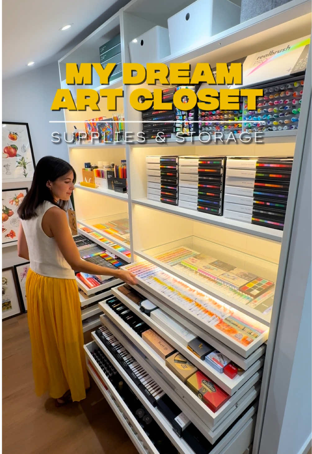 El armario de mis sueños no tiene nada que ver con ropa… 😂✏️ Más de diez años dedicándome profesionalmente al arte y coleccionando distintos materiales de pintura alrededor del mundo han dado como resultado este espacio ❤️✏️ #artsupplies #artstorage #artstudio #artsupplieshaul #satisfying  