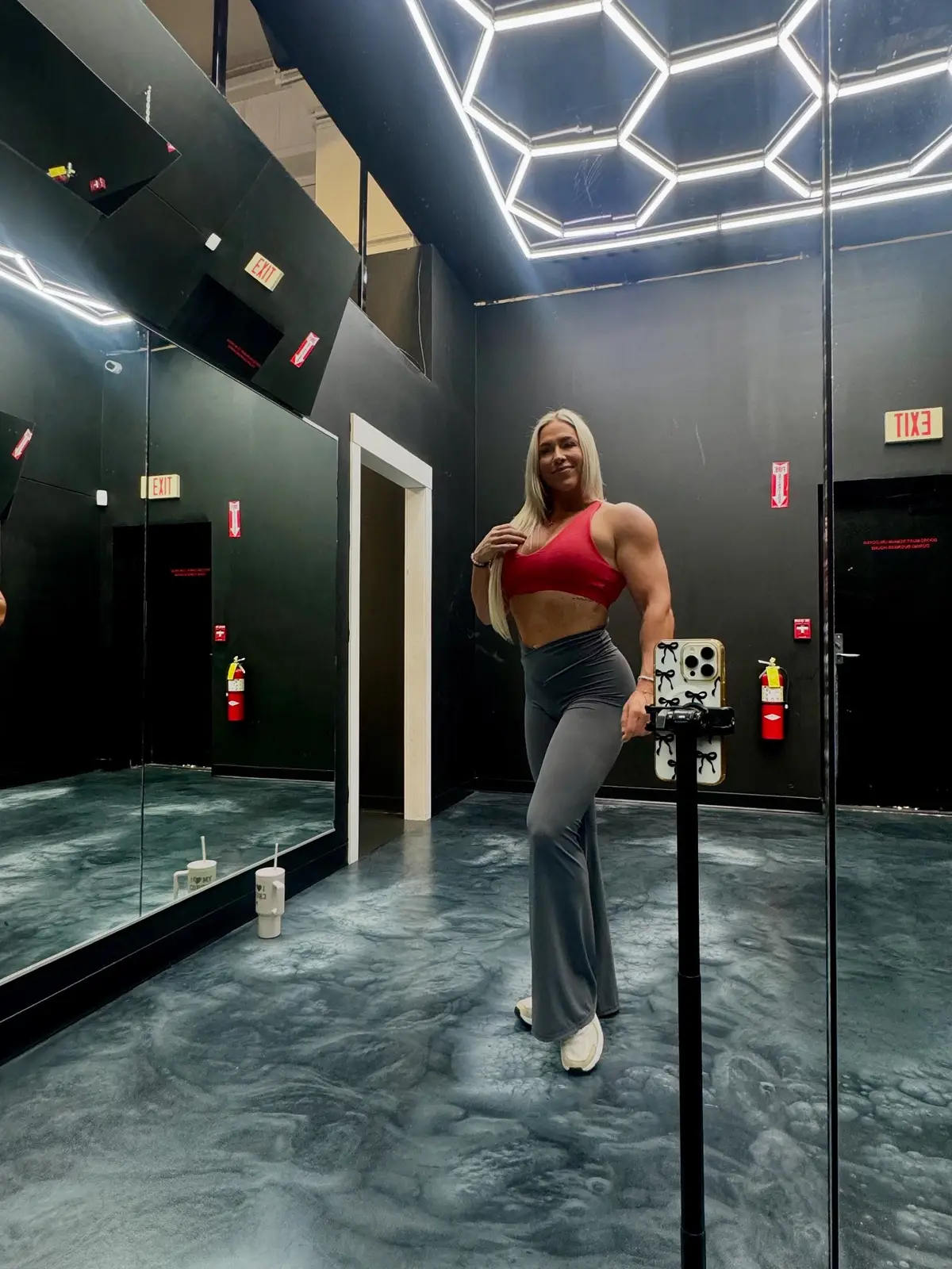 The CEO 👸 #musclemommy #ifbbfigure #bodybuilding 