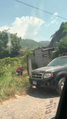 Agarran un muñequito robando frente a zambo creek y lo amarran para que no se les pele #noticia #atlantida #sambocreek🇭🇳 #honduras 
