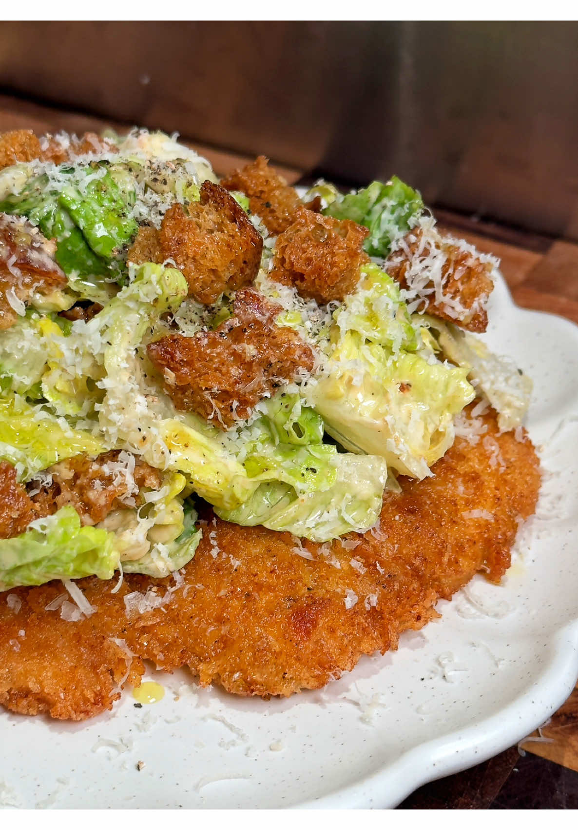 Crispy Chicken Caesar 😍🔥 - full recipe and long-form video now up on Substack, link in bio! #EasyRecipe #EasyRecipes #chicken #salad #caesar #healthy #FoodTok #asmrfood #cooktok #DinnerIdeas #dinnerparty #datenight 