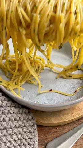 AGLIO E OLIO🥹🧄🌶️ Ich finde dieser Sonntag schreit nach einem Klassiker! Einem mit viel Knobi🥹🙂😍 die Chance, das ihr diese Zutaten zu Hause habt, ist relativ hoch! Also gönnt euch🤪🤪😋 ZUTATEN  Für 1-2 Portionen 200 g Spaghetti  20 ml Olivenöl  1-2 EL frisch gehackter Knobi, ohne den Strunk/Keim im Inneren Chili mit Kernen nach eigenem Schärfemaß 1 Kellr trübes Nudelwasser Frisch gehackte Petersilie Pfeffer und Salz . Die Spaghetti in reichlich gesalzenem Wasser garen, 2 Min vor al Dente, sollten sie in die Soße kommen. Olivenöl erhitzen, Knobi und Chilli daran braten, dabei darf der Knobi nicht braun werden, sonst wird er bitter. Mit dem Nudelwasser ablöschen, Petersilie und Nudeln unterheben und so lange schwenken, bis der Sud sämig wird. Pfeffer und Salz nach Belieben. Wenn das Nudelwasser aber bereits gut gesalzen wurde, ist eigentlich kein weiteres notwendig 😇😊 . Für mich mit Parmesan! Kann man essen warm, kann man essen kalt😌😅 . #spaghetti #knoblauch #schnelleküche #einfacherezepte #fürdich 
