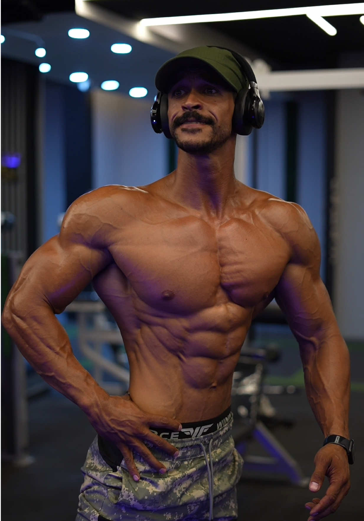 مين اجمل فيزيك برايكم 😈!!  #tahaasaad #Lifestyle #explore #tiktok #fyp #Fitness #champ #model 