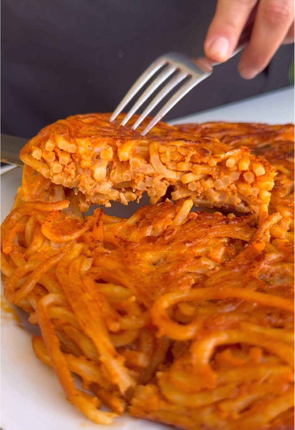 Został makaron z obiadu i nie chcecie marnować jedzenia, to przygotujcie frittata di spaghetti.  Składniki:  150 g gotowego makaronu ( ciężar przed gotowaniem)  3 jajka ( przelicznik: 2 jajka na 100 g makaronu)  Sól  Pieprz  Sery ( mozzarella, parmigiano, inne jakie lubicie)  Boczek (opcjonalnie)  Olej do smażenia #makaron #obiad #przepis #niemarnuje #frittata 