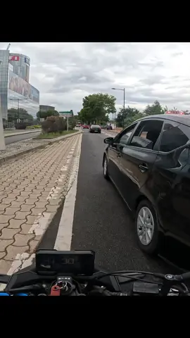 J’en ai marre des taxis, un jour le retros va partir. #moto #motard #roadrage #taxis 