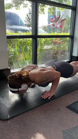 Today’s pushup workout 🥵  3 sets: 5 pause pushups —> 10 sec hold —> 5 pause pushups —> 10 sec hold  #pushups #calisthenics #gymmotivation #gymgirl 