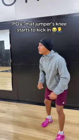 Jumpers knee is the worst pain for hoopers 😭 #jumpersknee #kneepain #basketballplayers #hoopers #skit 