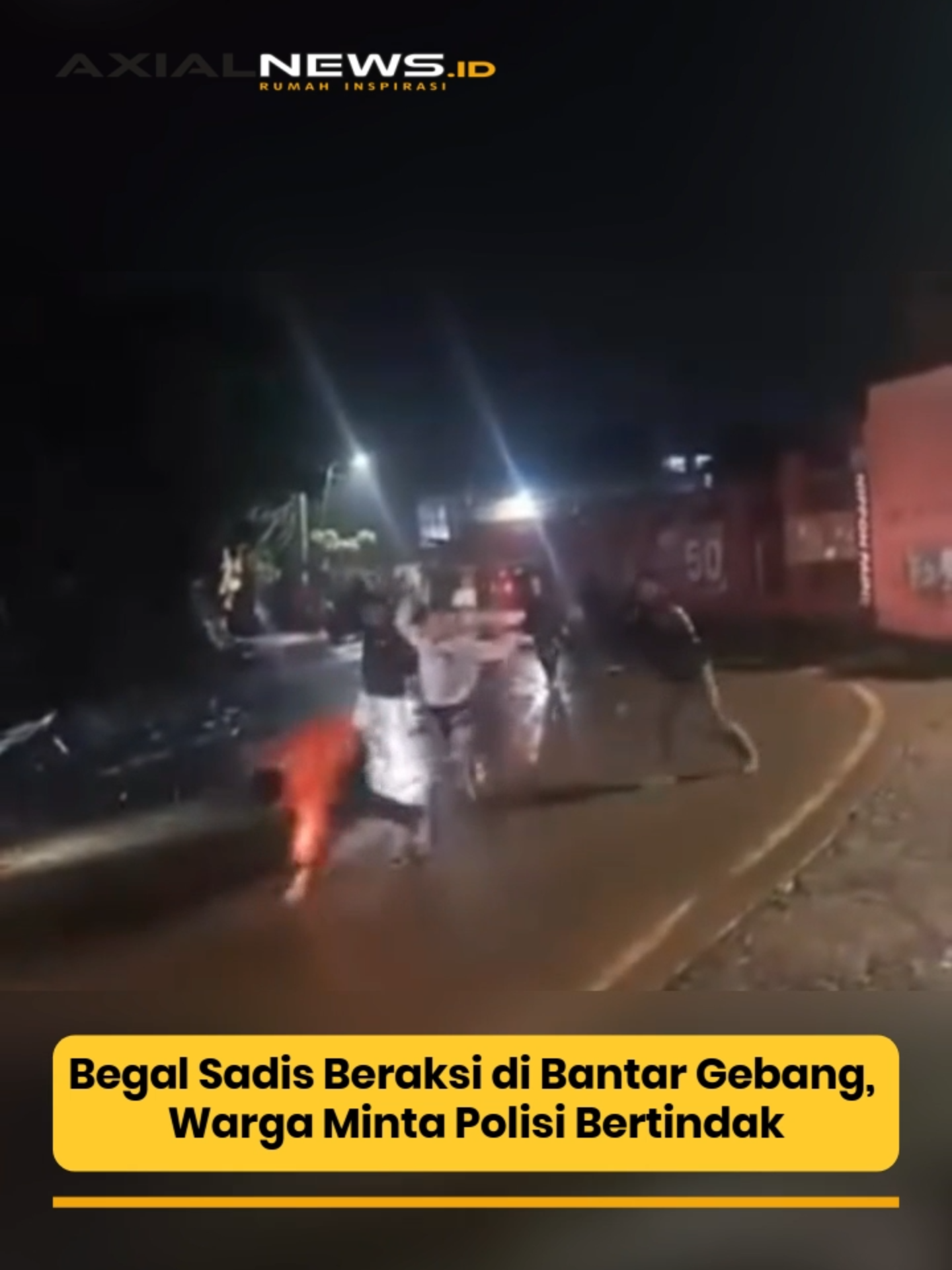 Aksi pembegalan brutal kembali terjadi di kawasan Bantar Gebang, Bekasi, Jumat (22/8/25) sekitar pukul 03.00 WIB dini hari. Seorang pria jadi korban, alami luka bacok serius di tangan & kaki.  Istri korban, Rista Aprilia, mengatakan suaminya saat itu sedang ngantar pesanan bersama seorang teman.  Para pelaku, awalnya 5 motor, lalu bertambah jadi gerombolan diduga usai tawuran. Mereka merampas motor, ponsel, & dompet korban. sumber : lintangkejora.789