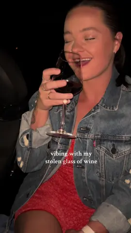 Don’t steal the wine glass they said #illfuckindoitagain #wine #vibin #roadsoda #vegas
