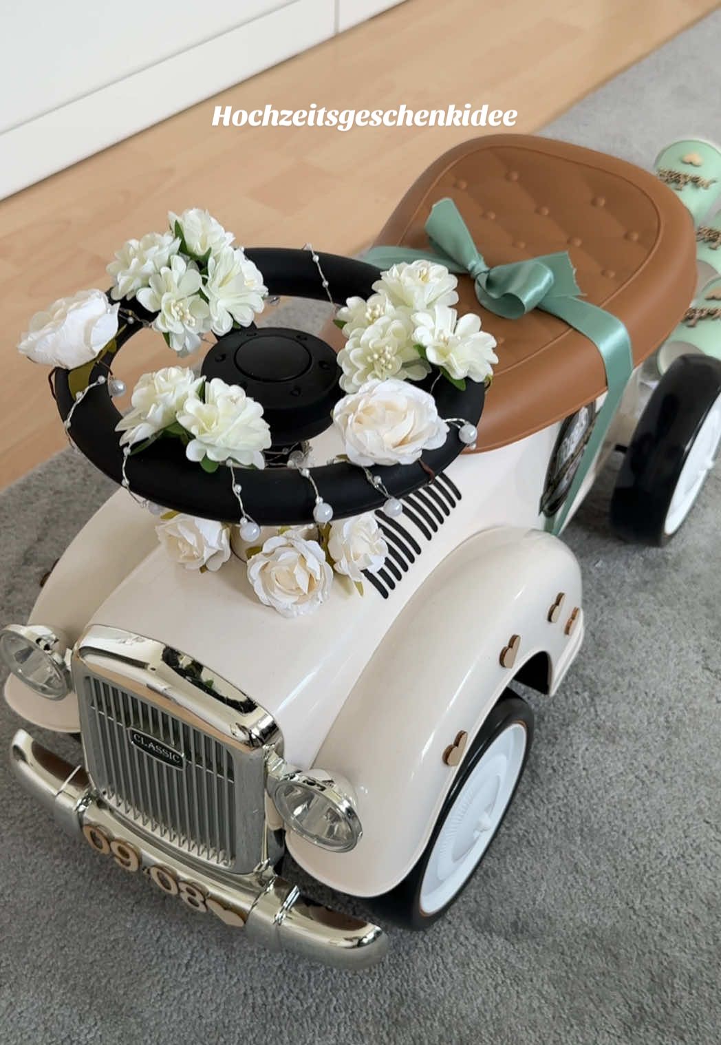 DIY-Hochzeitsauto ⛪️🕊️💍                        So ein süßes Hochzeitsgeschenk 🤍 Cr: @toni.valerie  #DIY #weddinggift #hochzeitsgeschenk #fyp #geschenkidee 