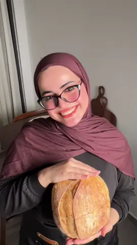 الساوردو غير أي خبز جربتوه 🍞👌 يلا تعالوا وياي خطوة بخطوة من البداية للنهاية ✨ مقادير الخميرة :  ٢٥ غم خميرة طبيعية  ٥٠ غم ماء  ٥٠ غم طحين خبز / متعدد الاستخدامات  المقادير للخبزة :  ١٠٠ غم خميرة طبيعية  ٣٠٠ غم ماء ٤٥٠ غم طحين خبز او طحين متعدد الاستخدامات ١٠ غم ملح اول مرحلة : خلط المكونات  ثاني مرحلة : الشد والطي  ثالث مرحلة : التخمير الابتدائي ( خارج الثلاجة من ٣ الى ٤ ساعات )  رابع مرحلة : التخمير النهائي ( داخل الثلاجة من ١٨ ال ٢٤ ساعة )  خامس مرحلة : التشكيل  سادس مرحلة : الخَبز ( نحمي قدر حديد الزهر داخل الفرن على درجة ٢٣٠ سيليزي لمدة نصف ساعة بعدها ندخل العجين ونغطي بغطاء القدر ٢٠ دقيقة بعدها نرفع الغطاء ونخبزة لمدة ٢٠ دقيقة اخرى ) #ساوردو #خبز_ريفي_ساوردو #خميرة_طبيعية #خبز 