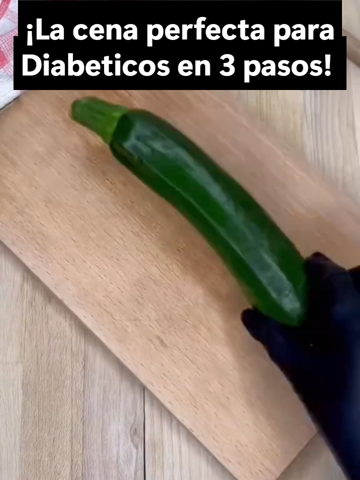 “¿Cansado de que la pasta te suba el azúcar? 🍝❌ Prueba estas láminas de zucchini: rápida, ligera y deliciosa 😋. ¡Comenta YO o visita mi perfil para más recetas saludables en minutos! 💚” #RecetasSaludables #RecetasParaDiabéticos #diabetestipo2 #SinHarina #Diabetes