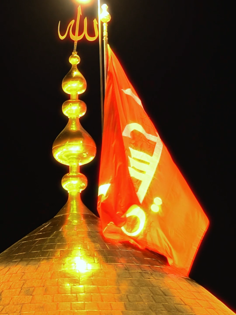 استبدال الراية السوداء لمرقد الإمام الحسين (عليه السلام) بالراية الحمراء #الامام_الحسين #عاجل_61 #وفاء_للحسين #كربلاء  #العتبة_الحسينية_المقدسة