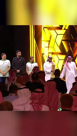 كريستيانو رونالدو سفير #كأس_العالم_للرياضات_الإلكترونية يرفع كأس البطولة مع أبطال نسخة 2025 Team Falcons 🏆 #حلق_للقمه