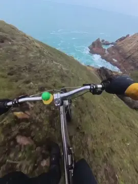 Don't go over the edge #MTB #Mtblife #mtbforyou #Viral #downhill 