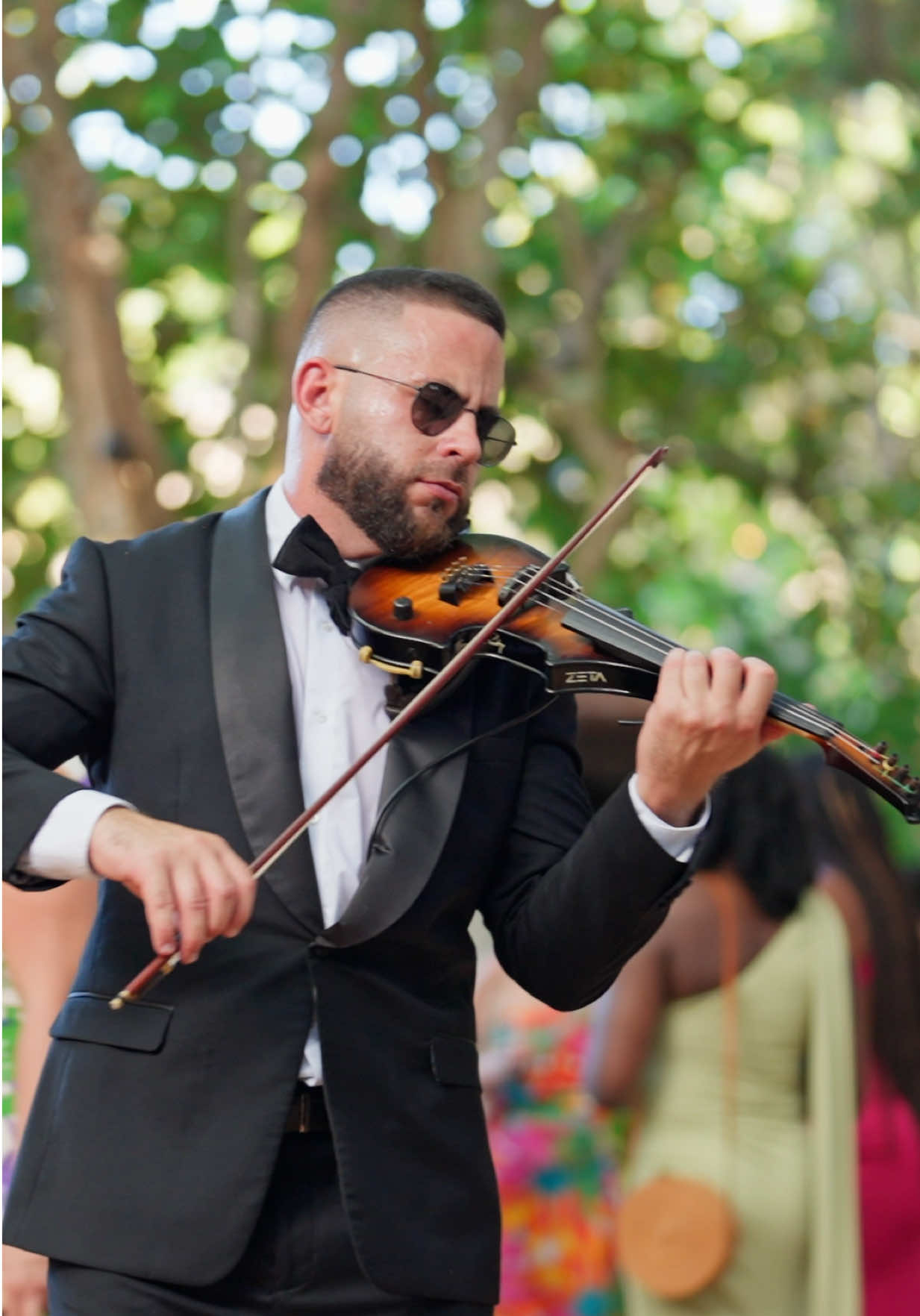 When the violin sets the mood… 🔥 #Shivers 🎻✨   @Miami Wedding Venue  Suit: @mygroomsroom @sartori_amici #ronnymorenoviolinist #cocktailhour #shivers #violincover 