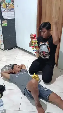 Hiburanmu di selah sebelum pentas 😂 @aguskhentus 