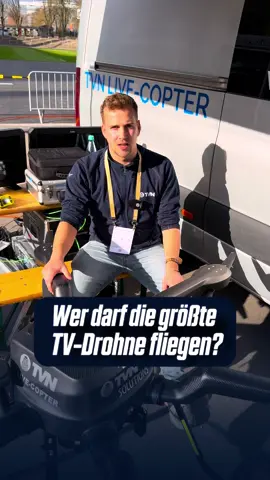 Ab einem bestimmten Gewicht benötigt man für das fliegen von Drohnen einen Pilotenschein. 🚁 Aber welcher ist für das Fliegen von unseren großen TV-Drohnen erforderlich? 🤔 Wir erklären es euch! 💡