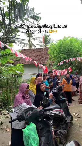 Empat puluh hari di Desa Nagasari, khususnya Dusun Seprih Gunung, bukanlah waktu yang lama. Namun dalam singkatnya kebersamaan itu, kami merasakan kehangatan, kebaikan, dan dukungan yang begitu tulus dari setiap warga. Kami datang sebagai orang asing, tapi kalian menyambut kami seperti keluarga sendiri. Dari senyum sederhana, perhatian kecil, hingga doa yang kalian titipkan, semuanya menjadi kenangan yang tak akan pernah kami lupakan. Kini saatnya berpamitan. Berat rasanya meninggalkan tempat yang sudah membuat kami betah dan nyaman. Terima kasih, Seprih Gunung, atas segala cinta yang kalian berikan 🥹🫶. Semoga langkah kecil kami membawa manfaat, dan semoga doa-doa baik selalu menyertai desa tercinta ini. Kebersamaan ini mungkin berakhir, tapi kenangan akan tetap tinggal. 🫂🫂❤️❤️ #fyp #kknuinsaizu2025 #pamit #desanagasari #fyppppppppppppppppppppppp 
