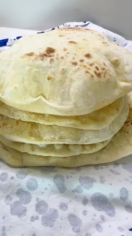 Makes 8-10 RECIPE 👇🏼💝 280g Natural Yogurt  350g Self Raising Flour  1/2 tsp salt (optional)  Add the yogurt to a mixing bowl and salt if you’re using it and then add the flour. Mix until shaggy and combined. pour on a floured surface and knead for 1-2 minutes. Put the dough back in the bowl and cover with a tea towel for 10-30 minutes. On a floured surface (loads of flour for this recipe the dough just eats it up)  press the dough slightly and cut into 8 - 10 depending on size you want. Shape into a rough ball by pushing dough inwards and dip both sides in flour then roll each one out as thin as you can, add more flour as rolling if it becomes sticky.  Heat your pan to a high heat, so the water test by throwing some water on the pan and the water should turn into clumps and go to the edge. Dry the water off and add your flatbread, press down all around it and count to 15 flip it and press it down again again, turning every 15-20 seconds. It will cook in a few minutes. Wipe the frying pan after each one and once you start frying keep pan on high / med heat like 7 on the hob. I keep mine in a tea towel while they’re warm to keep them soft. Enjoy  D 🫶 #fyp #pitta #pita #Recipe #2ingredientsrecipe 