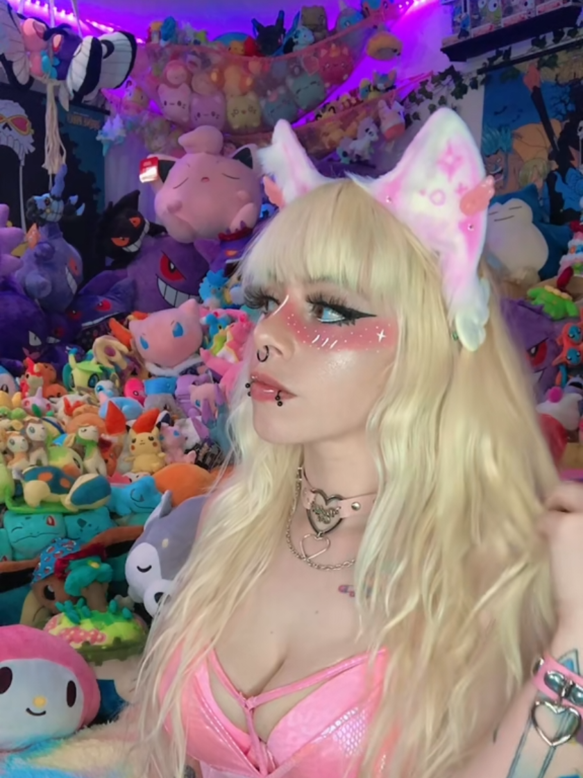 if it's not bisexual girl than why shaped like one? 🥺💞 . . . . . #gengarplushiepile #pokemon #egirl #kawaiiaesthetic #bisexual 