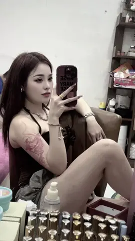 🥹Có lẽ sau tất cả, em không cần ai đến để chữa lành. Chỉ cần một khoảng lặng đủ an yên, để nhìn lại, ôm lấy những phần vỡ vụn trong mình và nhẹ nhàng nói: 