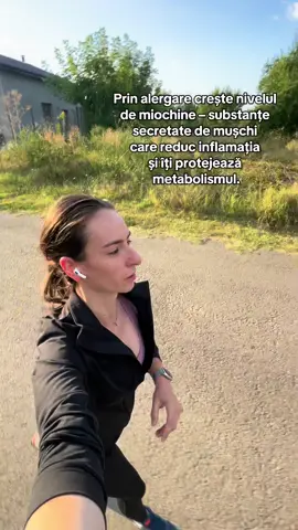 🔬 Ce sunt miochinele? 	•	Sunt molecule/proteine secretate de mușchi atunci când se contractă, mai ales în timpul exercițiului fizic. 	•	Ele au efecte endocrine – adică mușchiul „vorbește” cu restul organelor prin aceste substanțe. ⚡ Efecte demonstrate în studii: 	•	reduc inflamația cronică de grad scăzut (foarte frecventă la obezitate, sindrom metabolic, SOPC, menopauză) 	•	îmbunătățesc sensibilitatea la insulină și protejează metabolismul glucidic 	•	stimulează arderea grăsimilor și mențin masa musculară 	•	protejează sănătatea cardiovasculară și chiar sănătatea cerebrală ➡️ Câteva miochine importante: IL-6 (în contextul efortului are efect antiinflamator, deși altfel e proinflamator), irisin (implicată în transformarea grăsimii albe în grăsime brună), myostatin (reglează creșterea musculară). Dr.B #run #sportlover #movement 