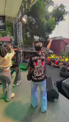 Enek wayahe seneng, enek wayahe kerjo mempeng,Dadi wong lanang sing gede tanggung jawab e ojo gur gedi omong e👍 #serdadupemalang #serdadunusantara  #sampitak 