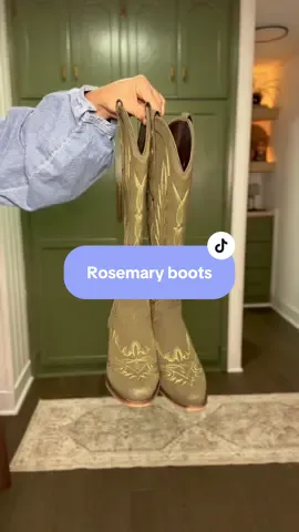 These are a must have 🙌🏼🤍 (disclaimer faux leather)   #GreenCowgirlBoots #WesternStyle #CowgirlBoots #WesternFashion #CountryStyle 