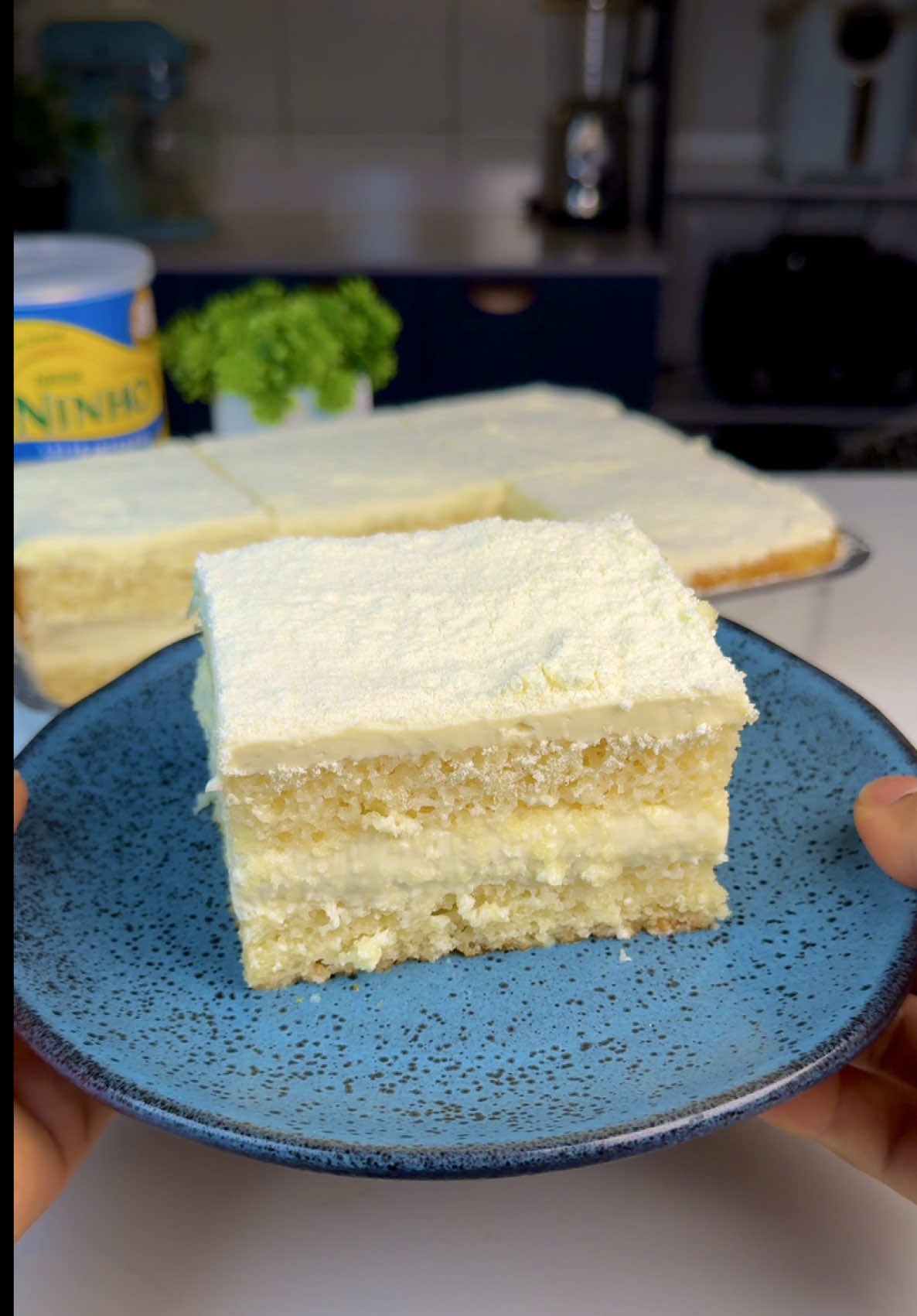Essa você tem que fazer , bolo de ninho gelado úmido e fofinho  ingredientes  massa do bolo  4 ovos  1 e 1/2 xícara de açúcar  1/2 xícara de óleo 1 xícaras de leite 1/2 xícara de leite em pó 2 xícara de farinha de trigo sem fermento  1 pitada de sal 1 colher de suco de fermento em pó Recheio  2 leite condensado 2 caixas de creme de leite 1 xícara de leite em pó  200 ml de chantilly já batido  calda para molhar 250ml de água filtrada  200g de leite condensado  Misturou tá pronto  Tamanho da xícara de 240ml  Tamanho da forma: 22x33 Modo de preparo; no vídeo  #receita #bologelado #ninho 
