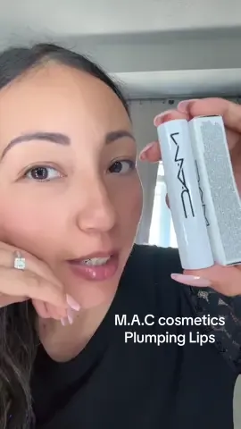 Suavidad y aumento en los labios con este Plumping Gloss Stick @M.A.C Cosmetics Store #plumpinglipgloss #plumpingglossstick #plumpinglips #tiktokshoplaborday #tiktokshopcreatorpicks 