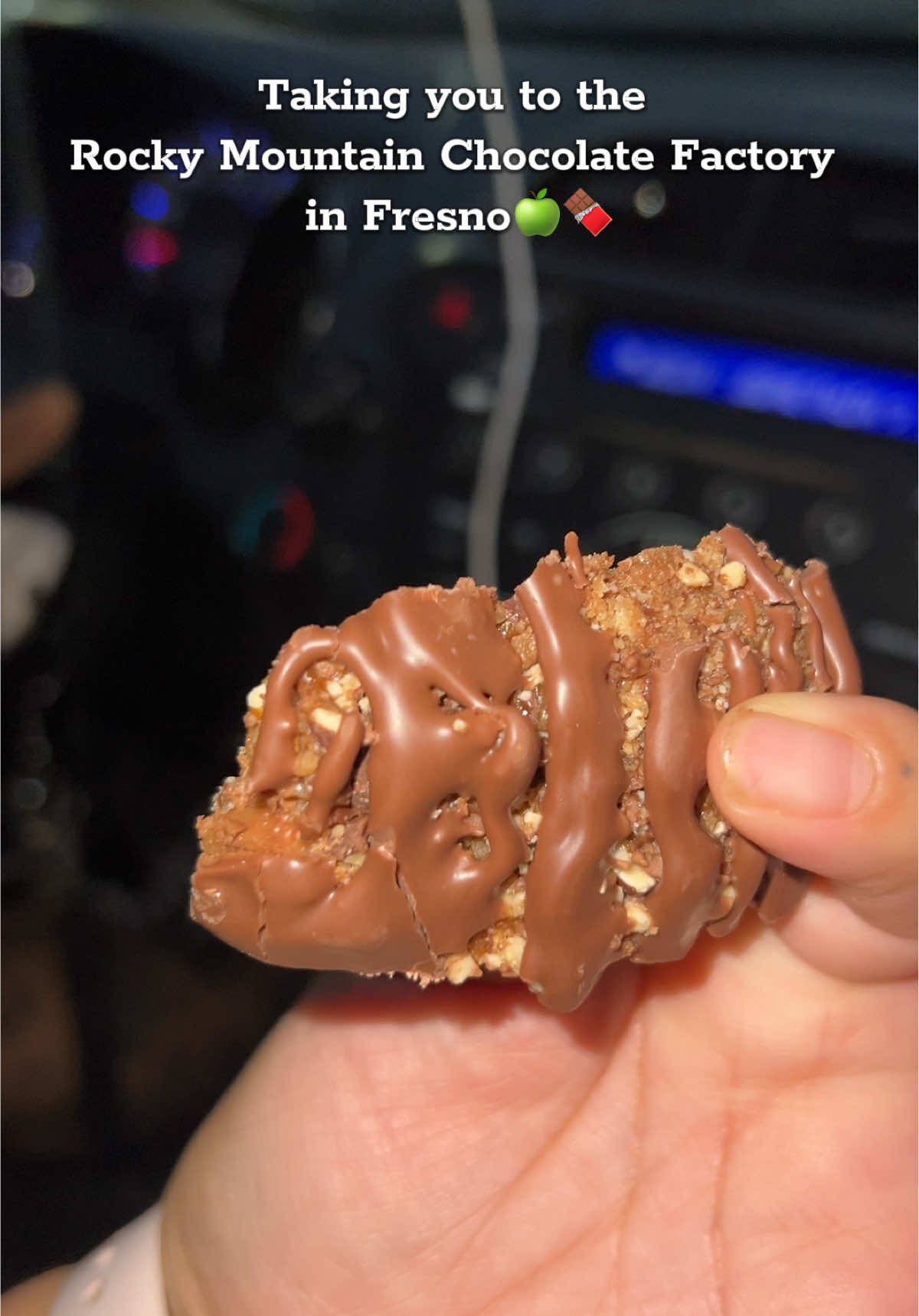 You might as well pick up a  little weekend snackie 😫 if you are a business who sells caramel apples in FRESNO comment so people can support youuuu #caramelapples #rockymountainchocolatefactory #fresno #fresno559 #fresnoca 