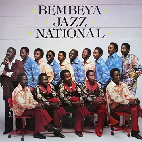 Le Bembeya Jazz National est l’un des groupes les plus célèbres et emblématiques de la Guinée et de toute l’Afrique de l’Ouest. -Origines et création 	•	Le groupe est né en 1961, à Beyla (Guinée Forestière) sous le nom de Bembeya Jazz. 	•	Il a été fondé dans le contexte de la politique culturelle du président Ahmed Sékou Touré, qui encourageait la création d’orchestres nationaux pour valoriser la culture guinéenne après l’indépendance (1958). 	•	Très vite, l’orchestre s’impose comme le fleuron de la musique moderne guinéenne, en mariant instruments occidentaux (guitare, cuivres) et traditions musicales mandingues (balafon, griots). Époque d’or (années 1960–1970) 	•	Le Bembeya Jazz devient l’orchestre national de Guinée en 1966, sous le nom officiel Bembeya Jazz National. 	•	Ses musiciens vedettes marquent toute une génération : 	•	Sékou “Diamond Fingers” Diabaté (guitare solo, virtuose légendaire) 	•	Aboubacar Demba Camara (chanteur charismatique, voix mythique) 	•	Salifou Kaba (chef d’orchestre) 	•	Lansana Diané (basse), entre autres. 	•	Leur style, appelé “musique moderne guinéenne”, fusionnait le jazz, la rumba congolaise, le highlife ghanéen et les rythmes traditionnels mandingues. 	•	Ils popularisent des chansons comme Regard sur le passé, Armée guinéenne, Diabaté, Petit Sekou ou encore l’épopée musicale Hommage à Samory Touré. Tragédie et continuité 	•	En 1973, le chanteur vedette Aboubacar Demba Camara meurt dans un accident de voiture au Sénégal. 	•	Ce drame secoue profondément le groupe, mais le Bembeya Jazz continue son chemin, même si son rayonnement international s’affaiblit peu à peu. Reconnaissance internationale 	•	Dans les années 1980–1990, le Bembeya Jazz reprend de la force et effectue plusieurs tournées en Afrique, en Europe et aux États-Unis. 	•	En 2002, le groupe sort l’album Bembeya, qui relance sa carrière mondiale. 	•	Le guitariste Sékou Diabaté reste une icône de la guitare africaine, surnommé Diamond Fingers pour sa virtuosité. Héritage 	•	Le Bembeya Jazz est considéré comme un patrimoine musical africain. 	•	Il a contribué à diffuser et moderniser la culture mandingue tout en créant une musique moderne proprement guinéenne. 	•	Leur influence est immense sur des générations de musiciens africains, en Guinée, au Mali, au Sénégal, et bien au-delà. #bembeyajazznational  #guineenne224🇬🇳  #guineeculture  #musiqueguineene🔥🇬🇳 