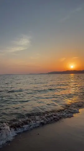 #beachvibes #sunset 🌅🌊