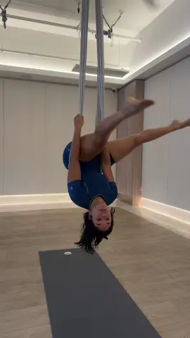 Trying new ways of working out to spice up my routine 🫶🏽🧚🏾‍♀️ #aerierealpositivity #aerial #aerialsilks 