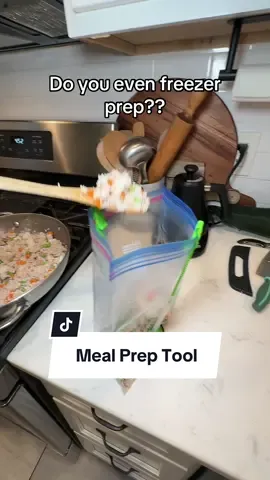 Meal prep like a pro with these gallon freezer bag holders! #mealprep #mealpreptools #kichengadgets #kitchentoolsyoumusthave 