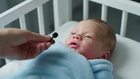 Este pequeñín acaba de soltar una verdad que nadie esperaba…     ¿Y tú? ¿También prefieres los brazos de la abuelita? 💕😂  #ia #viral #baby #funny 