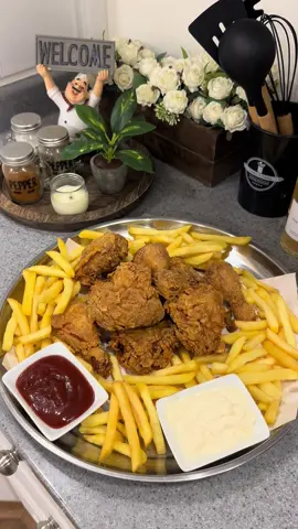 بروستد سهل و لذيذ 🤤🤍 بعد غسيل الدجاج ينقع بالماء و الخل و الملح ربع او نصف ساعة . المكونات لكل دجاجة أو ١ كيلو دجاج  مكونات التتبيلة ( النقع ) : ملعقتين كبيرة بابريكا  ملعقة صغيرة شطة بودرة  ملعقة كبيرة ثوم بودرة  نص ملعقة صغيرة كركم  ملعقة كبيرة ملح  كوب الا ربع ماء  مكونات التغليفة ( خليط الدقيق ) : ٥٠٠ غرام دقيق  ملعقتين كبيرة نشاء الذرة ملعقة صغيرة باكينج بودر  نص ملعقة صغيرة بيكربونات الصوديوم  ربع ملعقة صغيرة فلفل اسود  ملعقة صغيرة ملح  طريقة التحضير :  يُنقع الدجاج في التتبيلة لمدة يوم كامل داخل الثلاجة . بعد التتبيل ، يُصفّى الدجاج جيداً من التتبيلة . يوضع الدجاج في خليط الدقيق ، و يُقلّب ١٠ مرات حتى يتغلف تماماً . يُغمس في ماء مثلج بسرعة .  يُعاد وضعه في خليط الدقيق مرة ثانية و يُقلّب ١٥ مرة . يُقلى في زيت غزير حامي على حرارة متوسطة لمدة ٢٠ الى ٢٥ دقيقة تقريباً . يُصفّى من الزيت و بالعافية 🤍