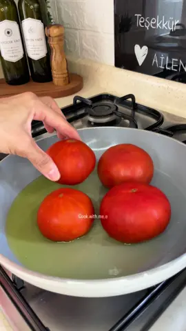 Bu tarif makarnaya Level atlatır. Domatesli makarnanın en güzel hali oldu diyebilirim Malzemeler Dört adet domates Yarım paket makarna Bir çay bardağı süt Bir su bardağı rendelenmiş kaşar Birer tatlı kaşığı karabiber kekik kırmızı toz biber Yarım çay bardağı zeytinyagı Yarım yemek kaşığı biber salçası 2 3 diş sarımsak