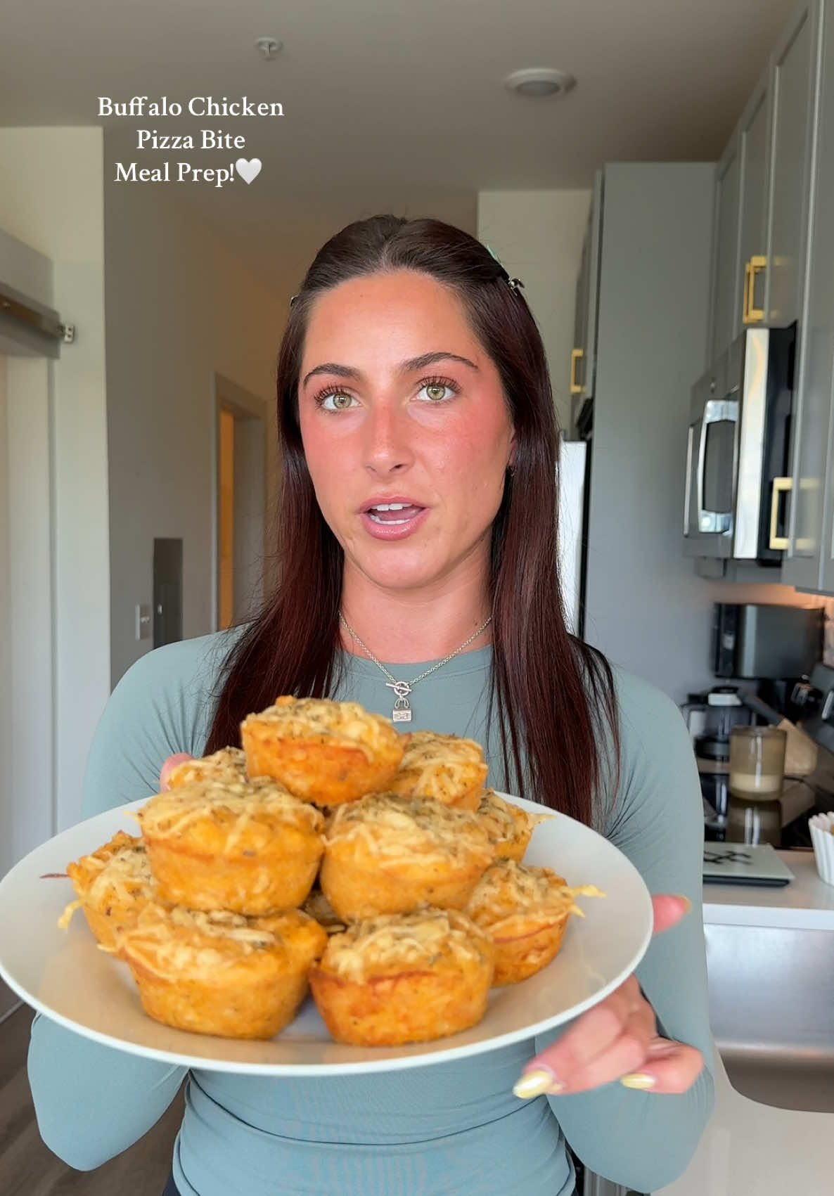 Buffalo Chicken Pizza Bite Meal Prep!🤍  Outfit: @DFYNE code MELANIEM #highprotein #highproteinmeals #highproteinmealprep #mealprep #mealprepideas 