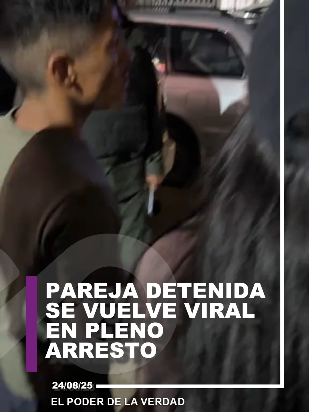 😂👮 Una pareja fue detenida, pero lo curioso es que al ver que estaban siendo grabados saludaron a las cámaras, generando un momento insólito que ya es viral en redes. 📸🤣 #viraltiktok #Insólito #NoticiasBolivia #Viral #Insólito #NoticiasVirales #Curiosidades #Pareja #Detenidos #Humor #Arresto #MomentoViral #RedesSociales #VideoViral #TrendingBolivia #NoticiaDelDía #Increíble #ImpactoBolivia #Actualidad #Sucede #Policía #Arrestados #Tendencia #Entretenimiento #LoMásVisto #InsólitoPeroCierto #HistoriasViral #Internautas