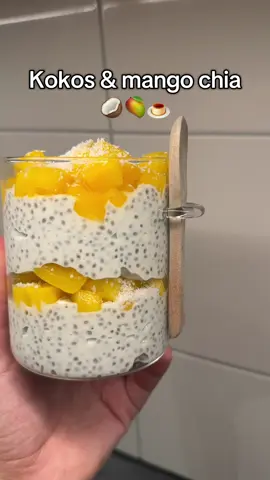 Mango kokos chia pudding 🥭🍮🥥 - Chia - ⁠Mango - ⁠Kokosmelk - ⁠Melk - ⁠Vanille siroop/honing - Doe de kokosyoghurt in een bakje. Voeg een scheutje melk en een scheutje kokosmelk toe. - Roer er chiazaadjes doorheen (en eventueel wat vanillesiroop en/of honing naar smaak). - Zet het bakje een paar uur in de koelkast zodat de chiazaadjes kunnen wellen. #chiapudding #mangorecipe #Foodie #FoodTok #EasyRecipe @Alpro 