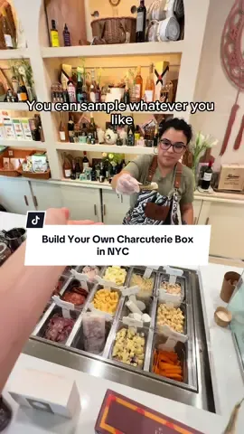 This spot in NYC lets you build your own charcuterie box! 🧀🍓 This is Char-Cute-Erie right by Central Park! 📍 This is a must do before it gets to cold outside!  #travelnyc #explorenyc #thingstodoinnyc #centralpark #nycfood  