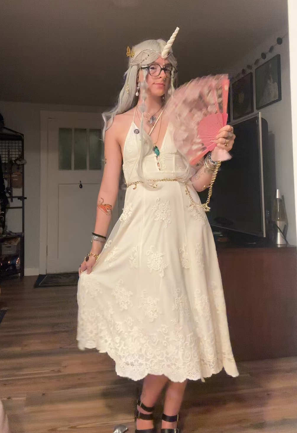 post ren faire with my fucked up wig and broken horn hell yes #renfaire #renfaireoutfit #rennaissancefestival #OOTD 