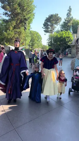 Evil Queen said I look wonderful 🥰🫶🏻 #evilqueen#snowwhite#disneyland#disneymagic 