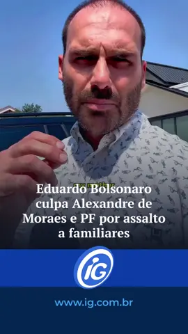 O deputado federal Eduardo Bolsonaro (PL/SP) publicou, neste domingo (24), em suas redes sociais, um vídeo sobre o assalto na casa de sua mãe e de seus avós, em Resende, no Rio de Janeiro. No vídeo, o parlamentar, que está nos Estados Unidos, faz duras críticas, acompanhadas de palavrões, atribuindo a responsabilidade do assalto ao ministro do Supremo Tribunal Federal (STF) Alexandre de Moraes e à Polícia Federal. “E tudo isso acontece depois dos vazamentos seletivos e perseguições de Moraes, que expõem nossos familiares como alvos simples”, disse ele, se referindo ao relatório da Polícia Federal, divulgada na última semana, com detalhamento da movimentação financeira do ex-presidente nos últimos anos. Ele questionou ainda quem estaria por trás do assalto 